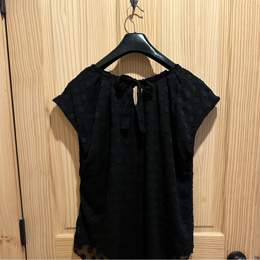 Black Dot-Textured Cap Sleeve Women's Top - Picture 4 of 7